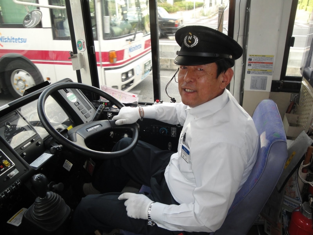 
Dù đang trong quá trình đình công nhưng các tài xế xe bus ở Nhật Bản vẫn phục vụ khách hàng như bình thường. Chỉ có điều là họ không thu tiền vé của ai hết. Họ muốn gây sức ép tới quản lý công ty chứ không phải với khách hàng. Các tài xế cho rằng, không nên vì đấu tranh cho quyền lợi của mình mà gây ảnh hưởng tới quyền lợi của người khác.