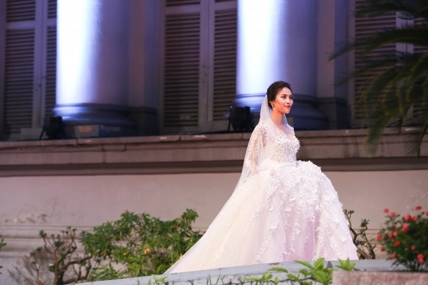 
Trong sự kiện khác, Lan Khuê xuất hiện xinh đẹp trong thiết kế váy cưới màu trắng tinh khôi trên sàn diễn khiến người xem liên tưởng tới hình ảnh của cô dâu đang tiến về lễ đài.