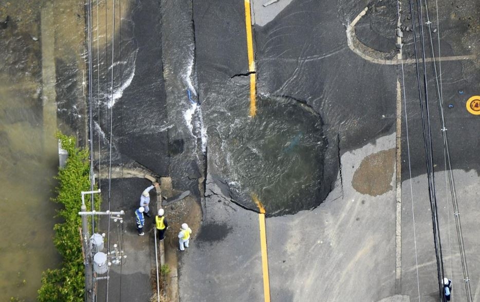 
Một đoạn đường ở tỉnh Osaka đã bị sụt lún, nước tràn vào gây nguy hiểm cho người dân