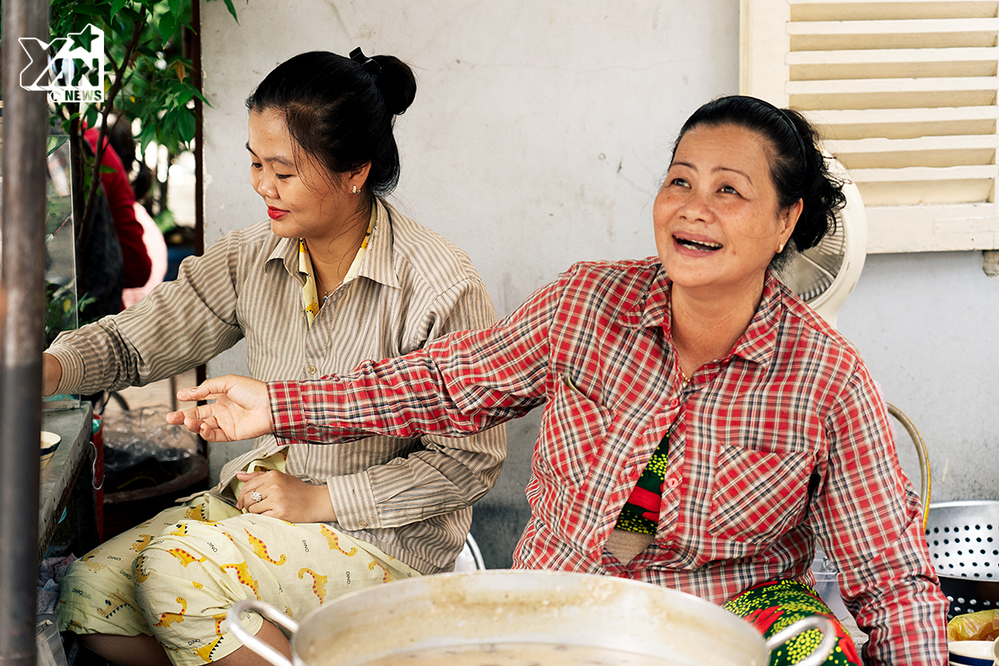 Cô Hồng (áo đỏ) là người 