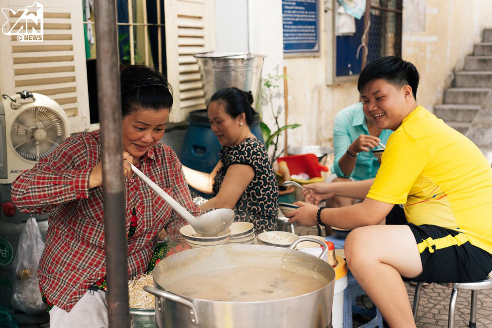 
Cậu cháu trai của cô tranh thủ những ngày nghỉ ra phụ bưng bê và các việc vặt