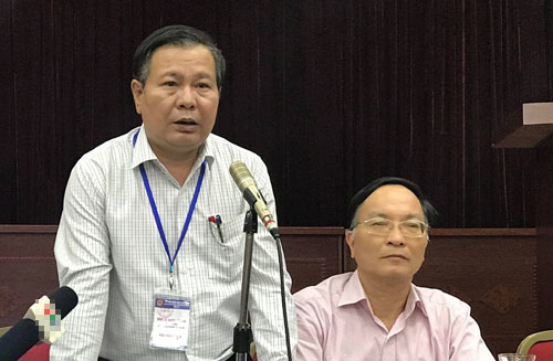 
Phó giám đốc Sở Giáo dục và Đào tạo Hà Nội Lê Ngọc Quang (bên trái) thông tin về việc lọt đề thi Ngữ văn. Ảnh: Đoàn Loan.​