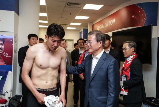 
Son Heung-min gặp Tổng thống Hàn Quốc trong phòng thay đồ.