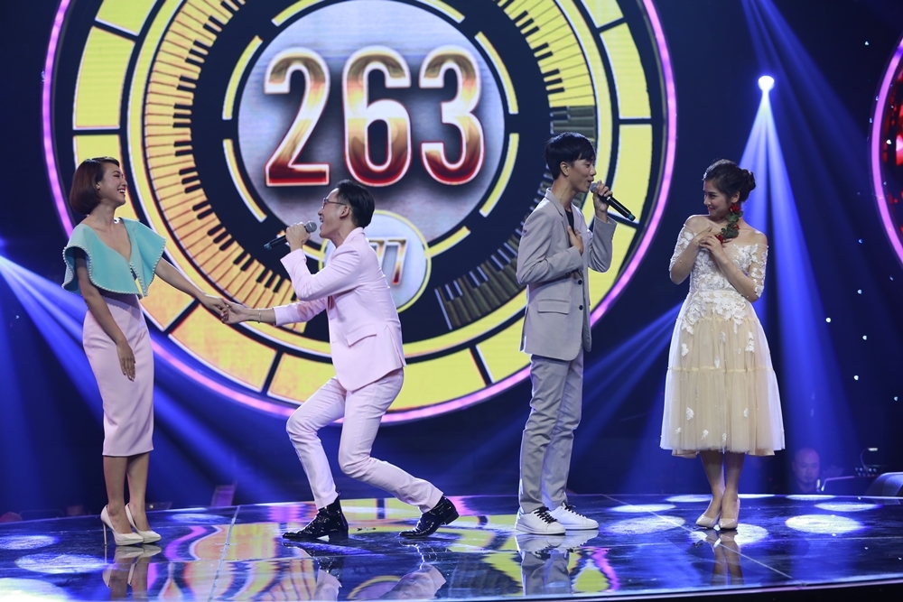 
Ali Hoàng Dương đã bất ngờ “tỏ tình” MC Hoàng Oanh ngay trên sóng truyền hình bằng chính những câu hát ngọt ngào trong ca khúc đang thể hiện.