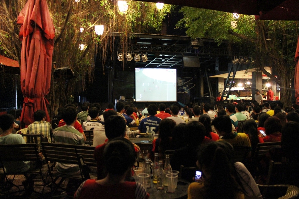 
Đây là hình thức xem bóng đá rất phổ biến tại Việt Nam.
