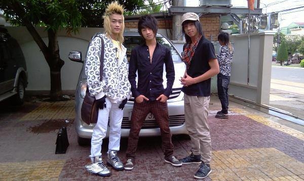 
Phong cách thời trang được xem là kỳ dị thời đó của 3 thành viên nhóm nhạc HKT với kiểu tóc và loạt trang phục hầm hố. 