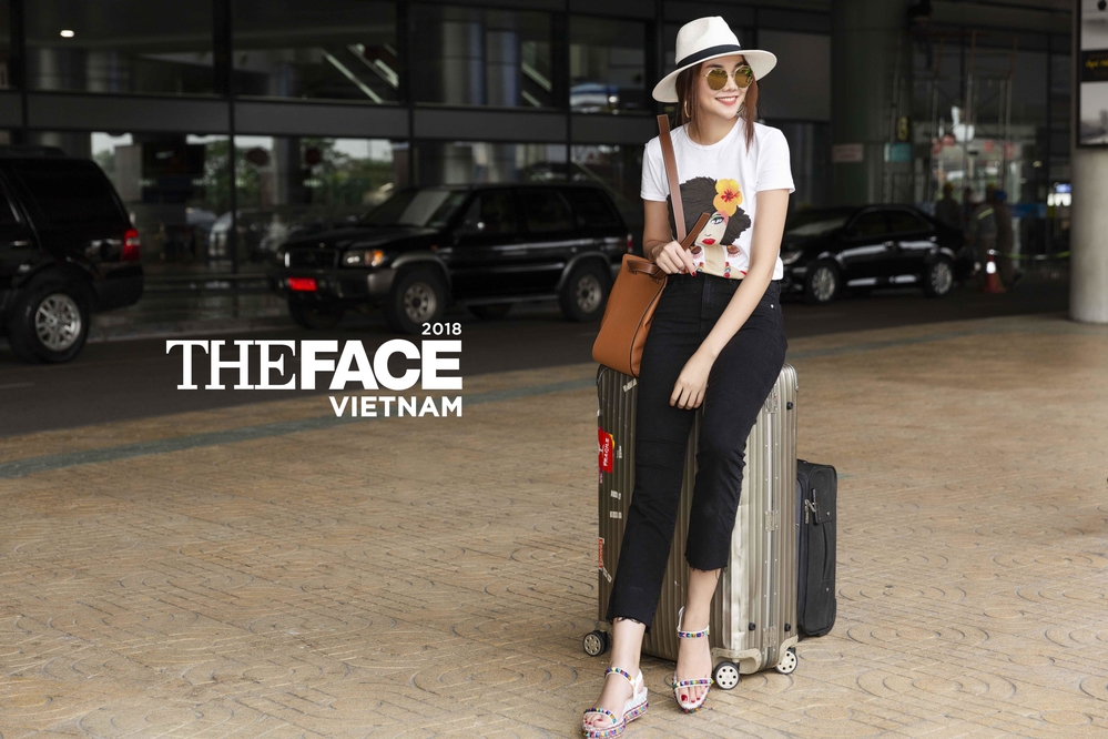 
Thanh Hằng ưu tiên sự tối giản để mang lại sự thoải mái và năng động cho phong cách thời trang sân bay. 