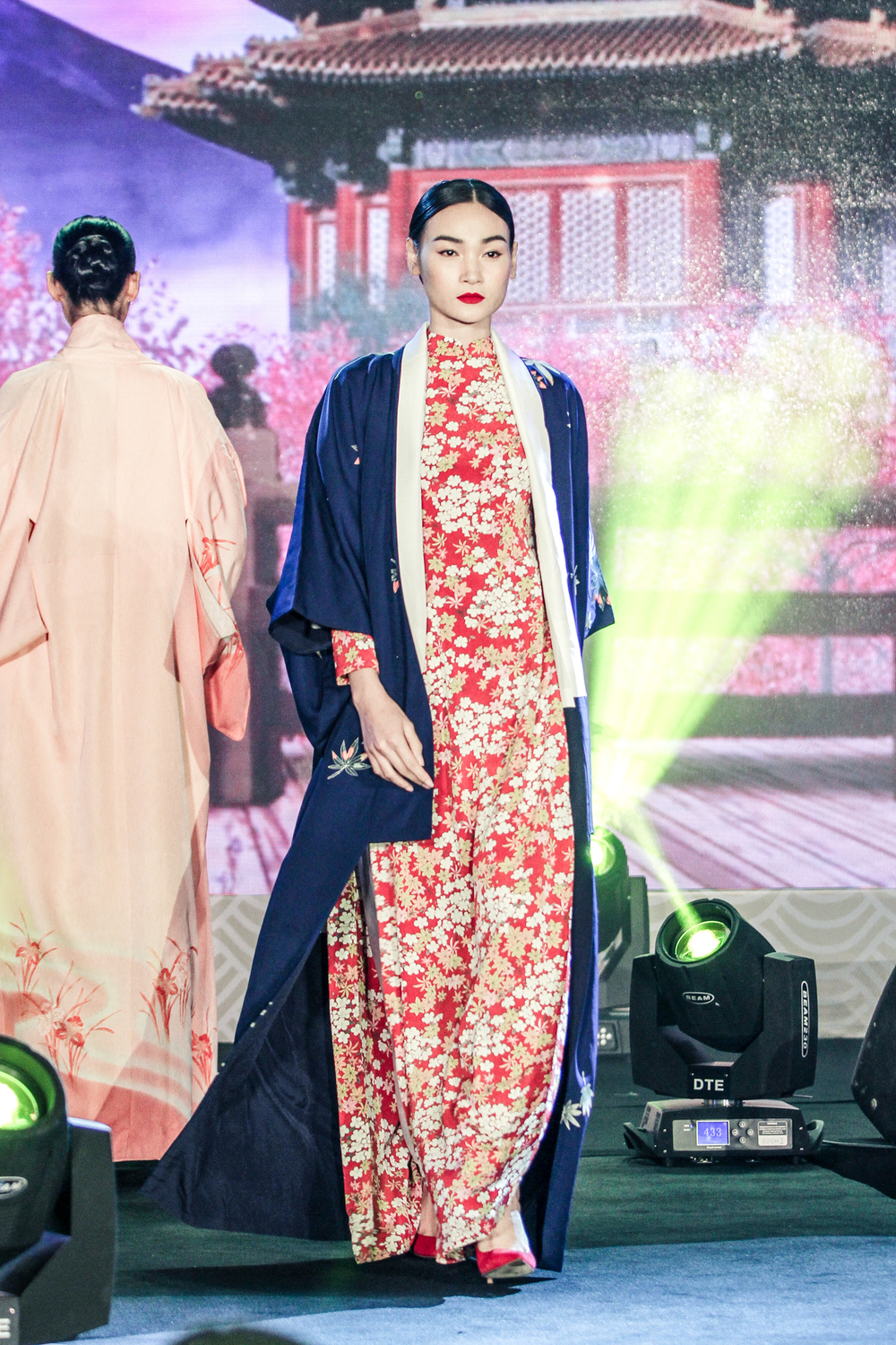 
Bên cạnh đó, tại sự kiện cũng có phần trình diễn giao thoa của 2 nền văn hóa Việt - Nhật vô cùng thú vị. Trên sân khấu ngoài phần múa với trang phục kimono, còn là những tà áo dài được thiết kế kết hợp nét truyền thống của Nhật.