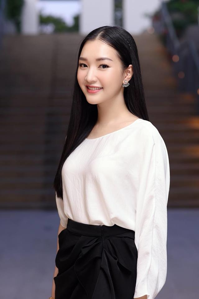 
Nàng thơ xứ Huế - Ngọc Trân cũng tinh tế và chững chạc hơn trong chiếc váy sắc trắng - đen, đang "gây sốt" thời gian gần đây được khá nhiều mỹ nhân Việt yêu thích.