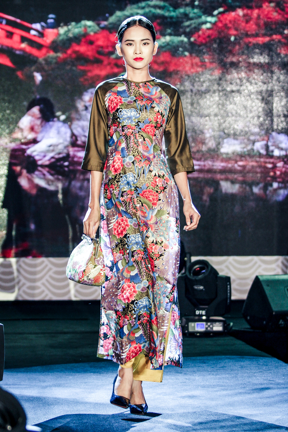 Hồ Ngọc Hà diện váy kín đáo, hội ngộ dàn mỹ nhân Việt ở Đà Nẵng