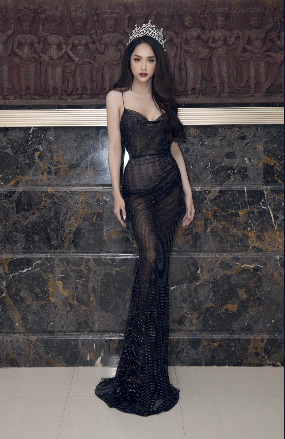 
Khoác lên mình bộ váy đen của NTK Đỗ Long, Hương Giang thật sự trở thành tâm điểm của ánh nhìn.