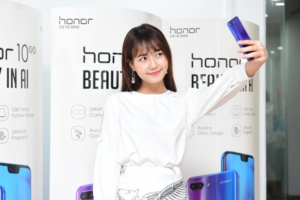 Hoa hậu Hương Giang Idol sang chảnh tham dự ra mắt cửa hàng công nghệ mới
