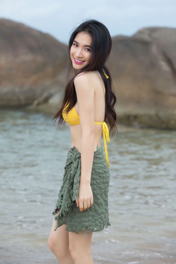 
Hoà Minzy ngọt ngào trong bộ bikini với gam màu đang trend nhất mùa hè năm nay.