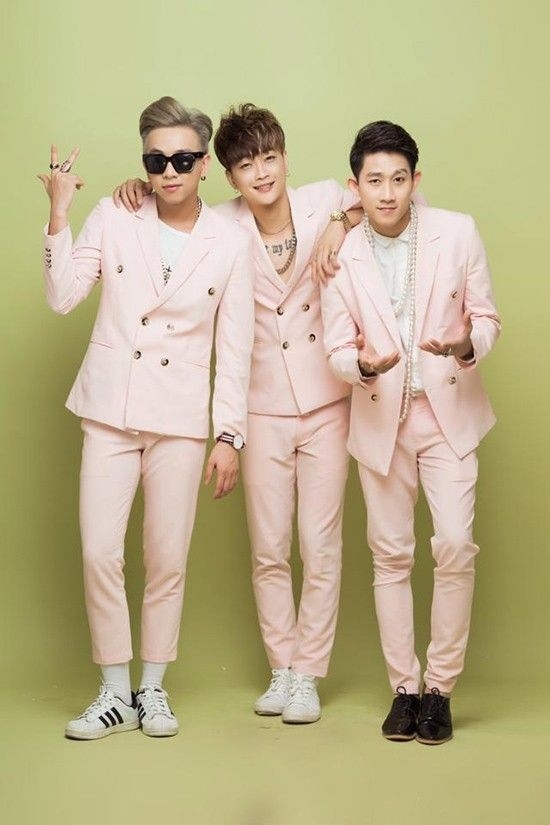 
Bộ ba thành viên thay đổi phong cách thời trang hoàn toàn. Sự lột xác ngoạn mục này khiến 3 anh chàng trông như các Idol xứ Hàn.