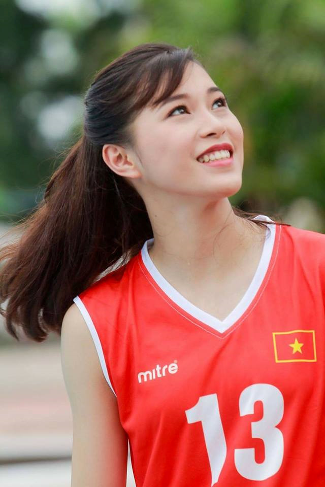 
Lần đầu tiên tham dự VTV Cup 2017, Thu Huyền gây sốt với người hâm mộ bằng vẻ đẹp và tài năng trên sân bóng.​