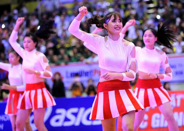 
Không chỉ tài năng trên sân bóng, Thu Huyền còn rất thích tham gia các hoạt động. Cô bé từng tham gia nhảy cổ động trước một giải đấu bóng chuyền tổ chức ở Bắc Ninh.​