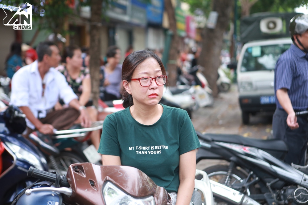 Thí sinh tại đầu Hà Nội đi muộn, chống nạng để tham gia buổi thi THPT Quốc Gia 2018 đầu tiên