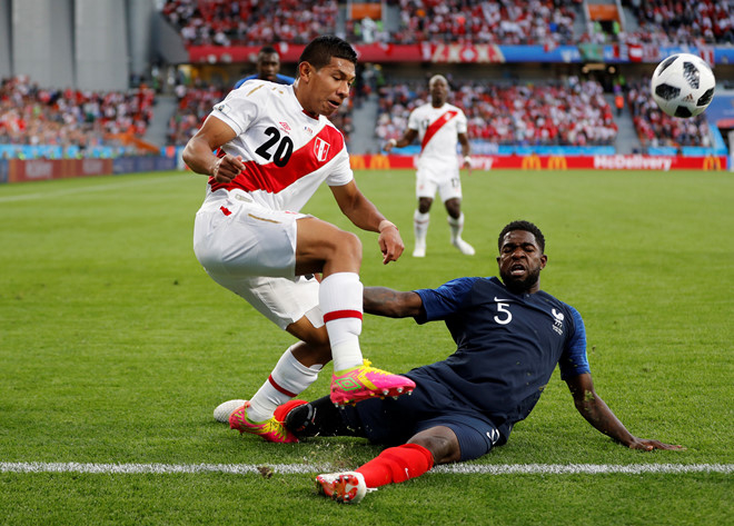 
Đội tuyển Pháp gặp khó khăn trong hiệp 1 với lối chơi tốc độ và pressing tầm cao của ĐT Peru.
