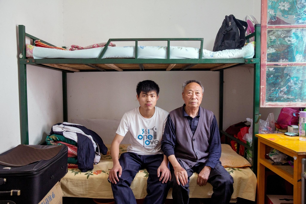 
Yang Wei và bố trong một căn phòng trọ chật hẹp ở Mao Thản Xưởng.