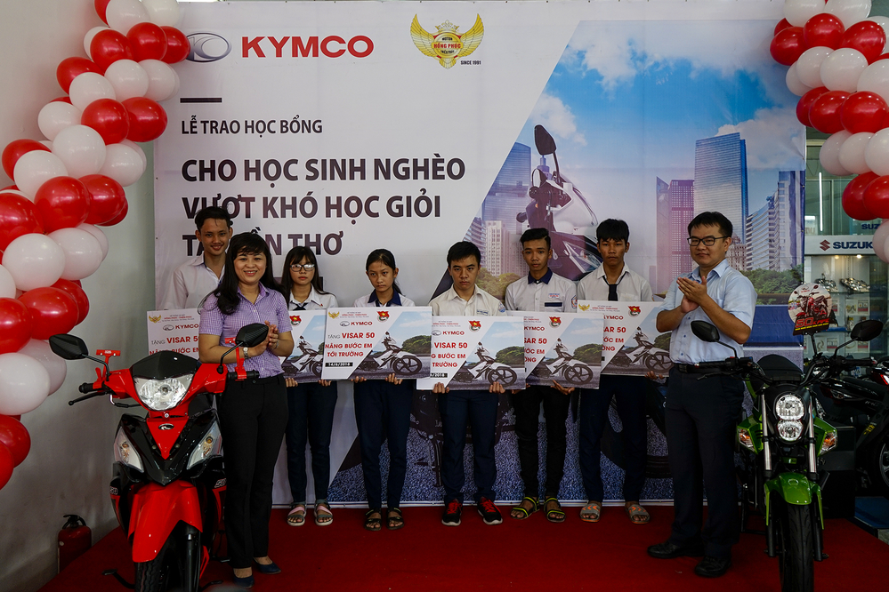 KYMCO Việt Nam trao quà cho học sinh nghèo đạt thành tích tốt