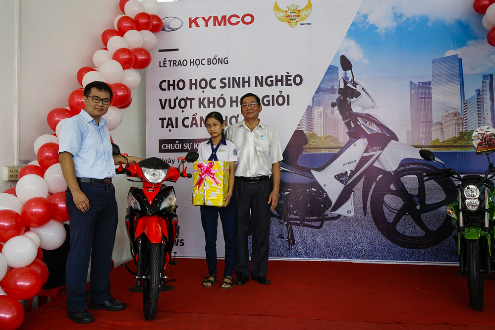 KYMCO Việt Nam trao quà cho học sinh nghèo đạt thành tích tốt