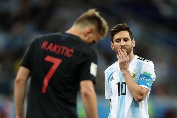 
Messi đã từ chối phá bóng trong 1 tình huống nằm sân của Rakitic.