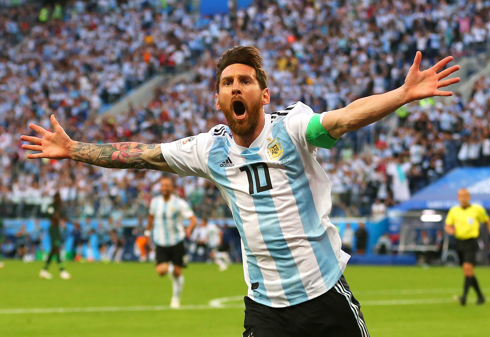 
Messi đã toả sáng như một "thánh nhân" để mang về chiến thắng nghẹt thở cho đội tuyển Argentina trước Nigeria.