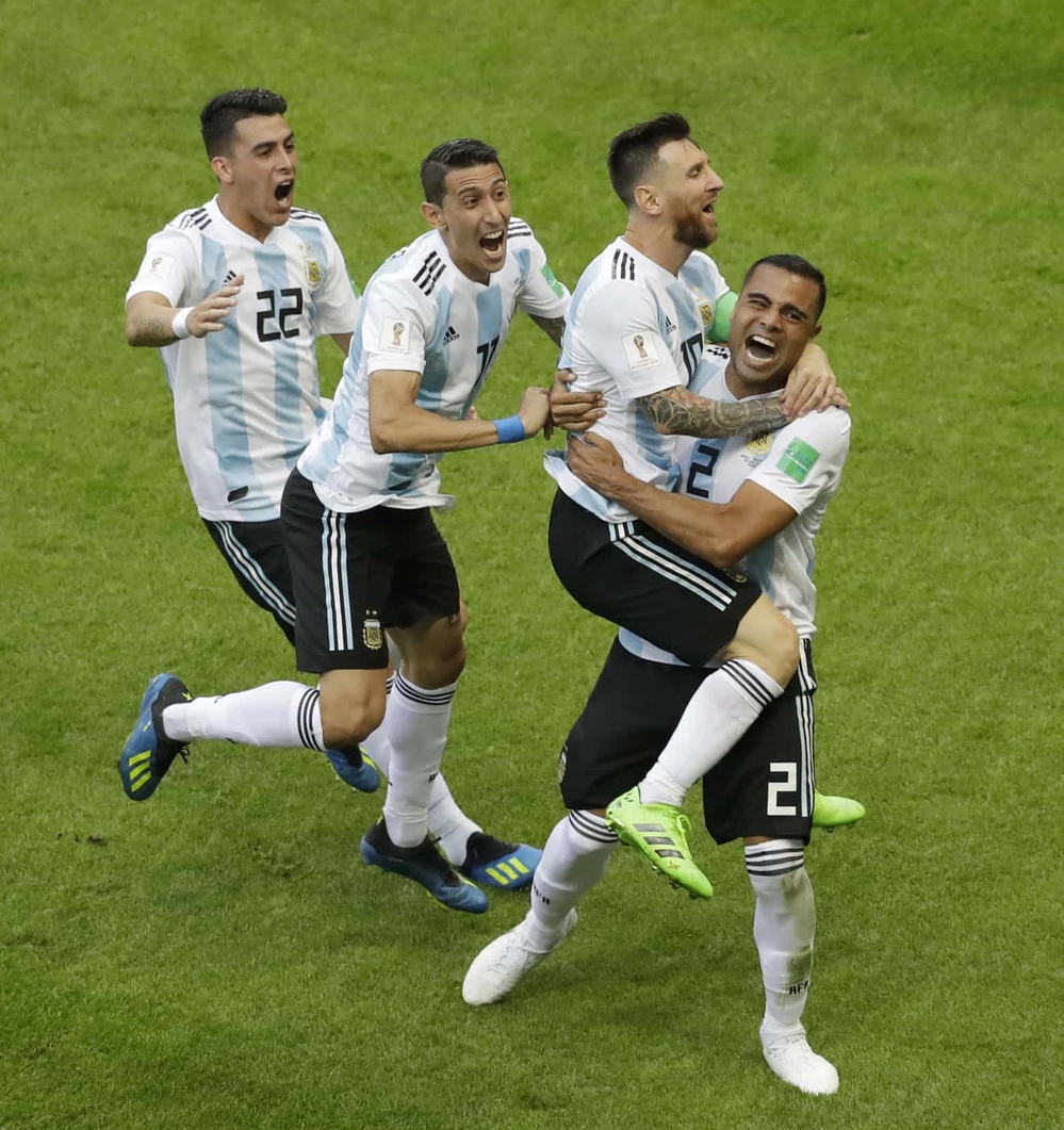 
Những lời dặn dò của Messi ở giờ nghỉ giúp Argentina chơi sáng sủa hơn ở hiệp 2 khi có bàn thắng vươn lên dẫn trước đội tuyển Pháp 2 - 1. Song, chừng đó là chưa đủ để giúp Argentina giành thắng lợi. Chung cuộc, Argentina thua Pháp 3 - 4, qua đó chính thức chia tay World Cup 2018.