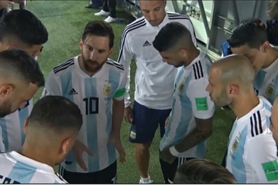 
Hình ảnh Messi "chỉ đạo" đồng đội giúp Argentina có chiến thắng quan trọng trước Nigeria.