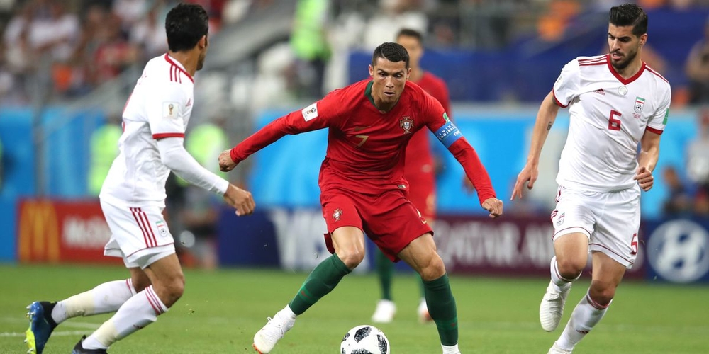 
Trái ngược hoàn toàn với phong độ tệ hại của Messi, Ronaldo đang thể hiện một màn trình diễn hết sức tuyệt vời. Ngôi sao của Real Madrid đã giúp ĐT Bồ Đào Nha đã sớm đặt một chân vào vòng trong sau pha lập công duy nhất vào lưới ĐT Morocco ở lượt đấu thứ hai.