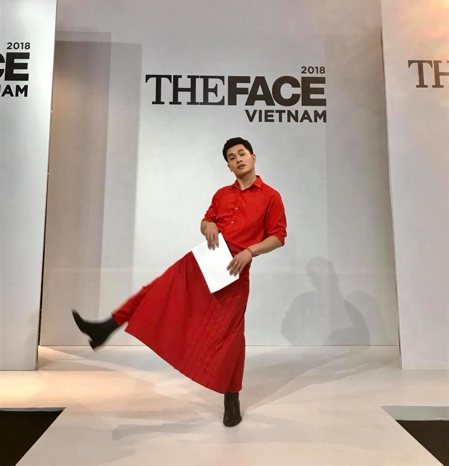 
Host Nam Trung tiếp tục diện mốt quần váy màu đỏ nổi bật. - Tin sao Viet - Tin tuc sao Viet - Scandal sao Viet - Tin tuc cua Sao - Tin cua Sao