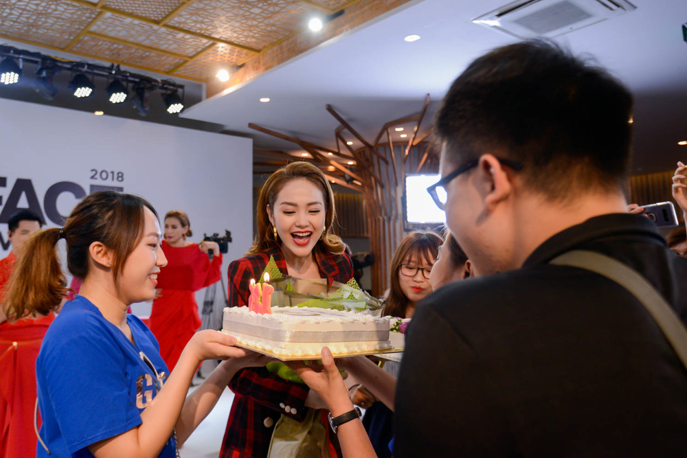 Khoảnh khắc lịch sử ở The Face 2018: Minh Hằng vui vẻ mừng sinh nhật Võ Hoàng Yến