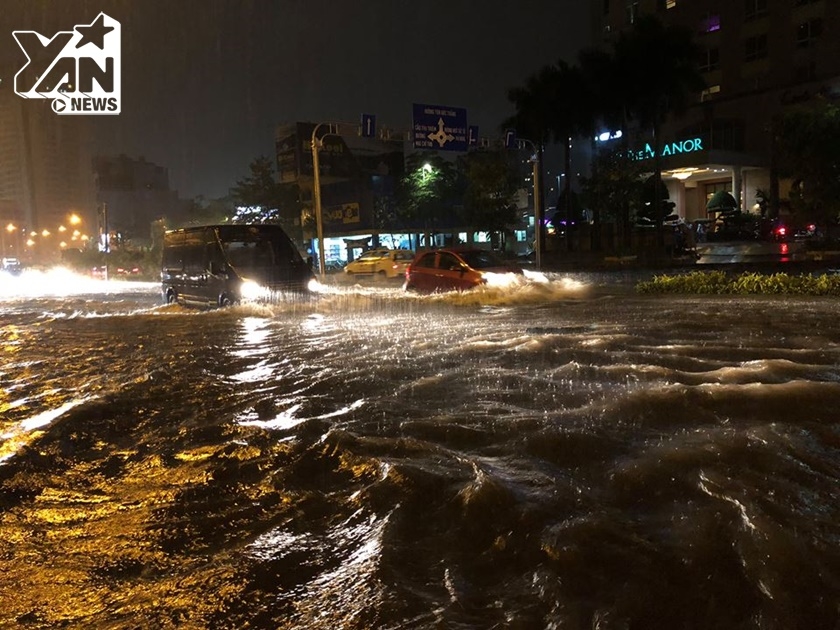 Mưa lớn trong đêm, xe máy ngập tới yên xe ở Sài Gòn
