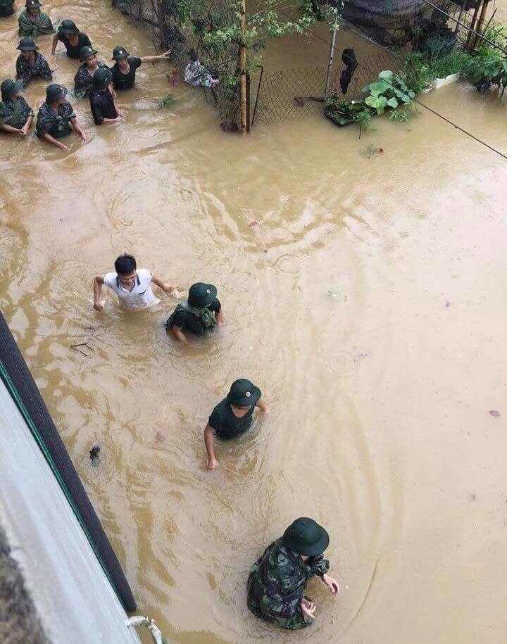 
Lực lượng quân đội giúp đỡ người dân vùng mưa lũ.