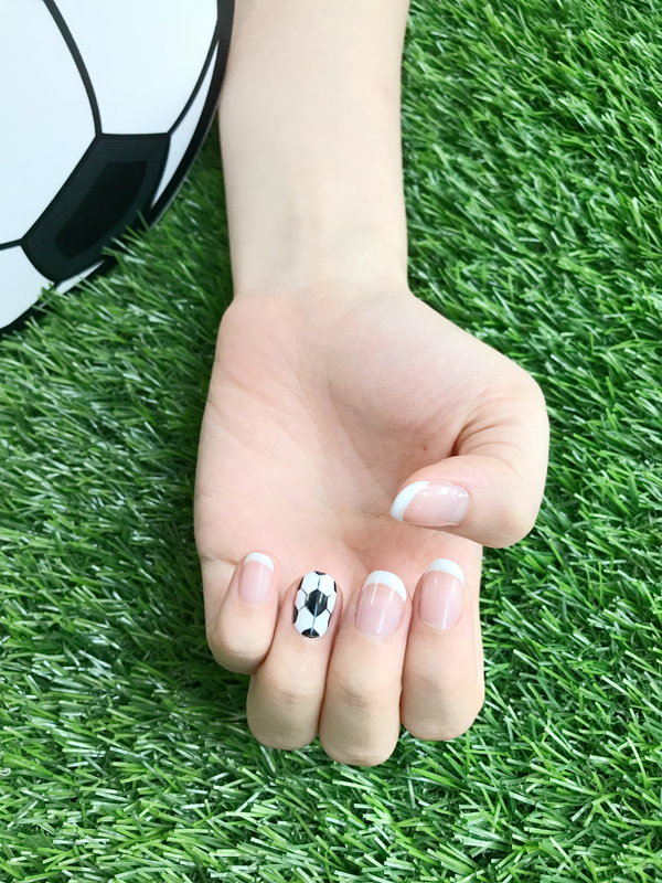 
Hoặc thậm chí bạn có thể tối giản để có một combo nail trông rất nền nã, với viền trắng và sơn bóng nhưng vẫn có tâm điểm, toát lên tinh thần World Cup.