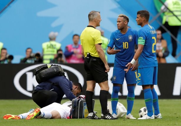 
Neymar không giữ nổi bình tĩnh và đã lăng mạ đội trưởng Thiago Silva trong trận đấu với Costa Rica.