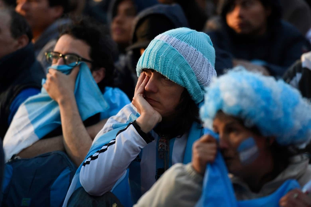 
CĐV Argentina thất thần sau thảm bại của đội tuyển quê nhà.
