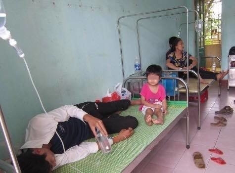 
Các bệnh nhân bị ngộ độc đang được điều trị tại bệnh viện đa khoa Đông Hưng
