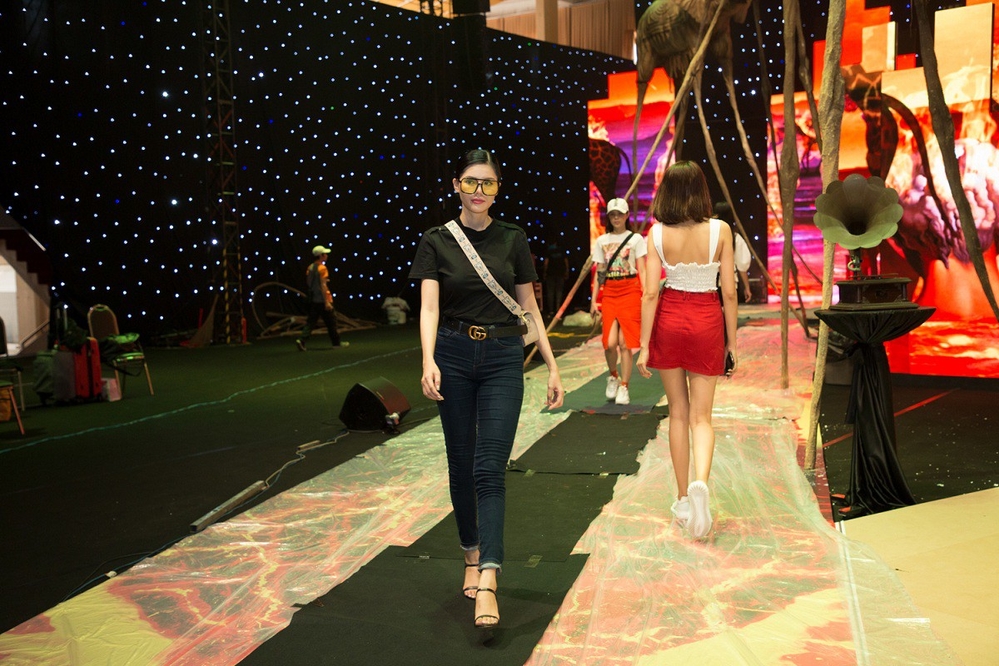 Ngọc Trinh, Hương Giang catwalk trên đôi giày 20cm tổng duyệt cho show của NTK Đỗ Long