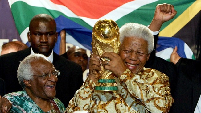 
Nelson Mandela được xem là người có công lớn trong việc đưa thế thao châu Phi đến gần hơn với thế giới