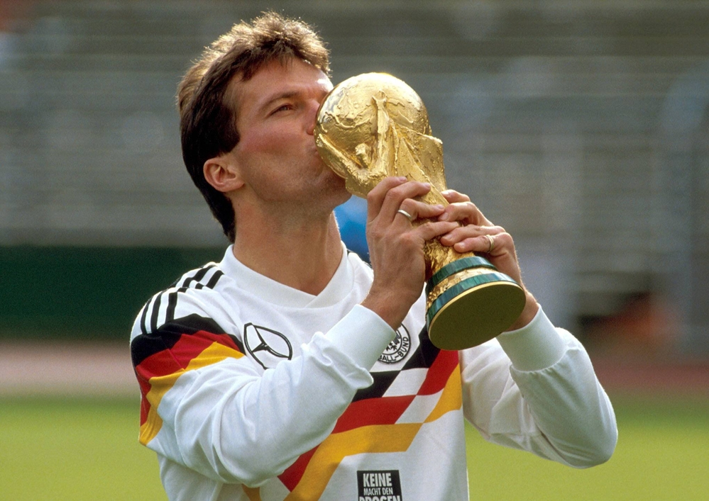 
Lothar Matthaus - một trong những huyền thoại nổi tiếng nhất của bóng đá Đức khoảng thời gian cuối thế kỷ 20. Sở hữu thể hình khiêm tốn nhưng anh lại là thủ lĩnh khu trung tuyến của "những cỗ xe tăng" suốt những năm tháng khoác áo ĐTQG. Trong 5 kỳ tham dự World Cup, Lothar Matthaus từng 1 lần nâng cao chiếc cúp vô địch thế giới năm 1990 - giải đấu mà sau đó đã mang về cho cựu cầu thủ Bayern Munich rất nhiều danh hiệu cá nhân cao quý, đơn cử là Quả bóng vàng thế giới cùng năm.