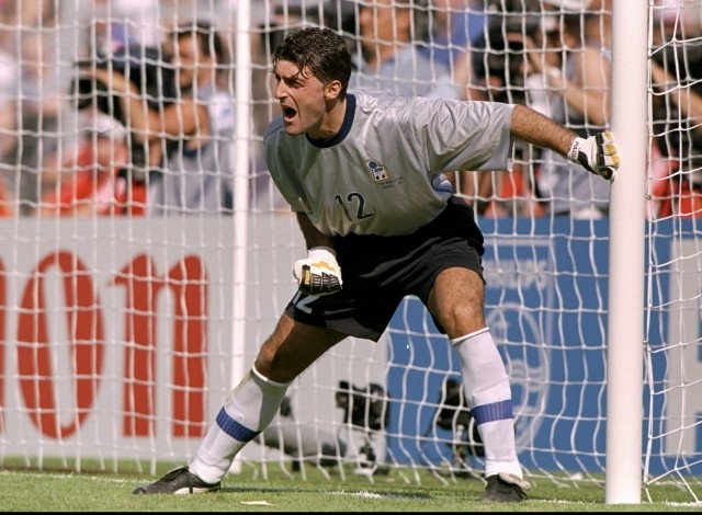 
Ở World Cup 1994 diễn ra trên đất Mỹ, thủ thành người Ý  Gianluca Pagliuca​ đã trở thành thủ môn đầu tiên bị truất quyền thi đấu trong lịch sử các kỳ World Cup. Cụ thể, vào phút 21 trong trận đấu giữa ĐT Ý và Na Uy tại vòng bảng, anh đã phải nhận thẻ đỏ trực tiếp từ trọng tài sau một pha dùng tay chơi bóng ngoài vòng cấm. Thế nhưng, ĐT Ý chung cuộc vẫn có chiến thắng 1-0 trước Na Uy.