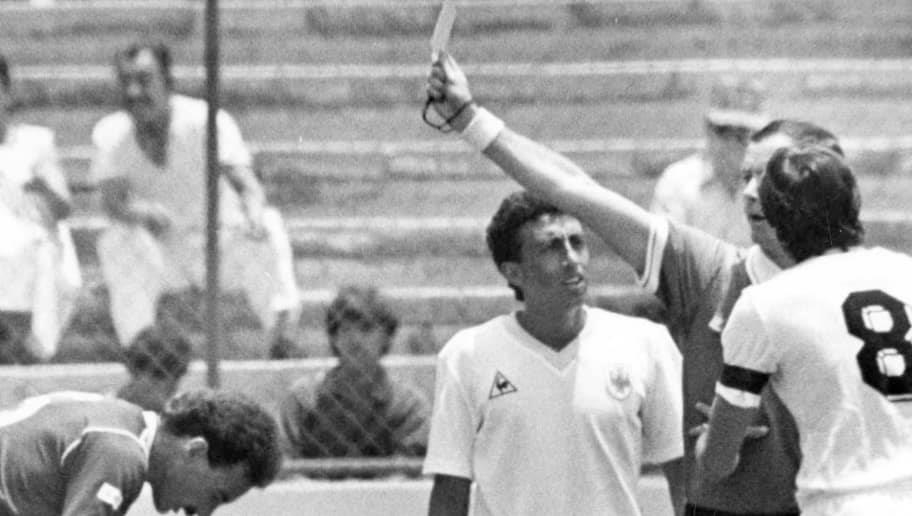 
Nhắc đến chiếc thẻ đỏ với ĐT Uruguay, người ta thường nhớ đến chiếc thẻ phạt bởi pha cản phá bóng bằng tay trong vòng cấm của Suarez ở World Cup 2010. Thế nhưng, họ còn sở hữu cầu thủ bị nhận thẻ đỏ nhanh nhất lịch sử các VCK World Cup. Cụ thể, Jose Batista đã bị truất quyền thi đấu chỉ sau 56s sau một pha bóng thô bạo với Gordon Strachan trong trận đấu giữa Uruguay và Scotland tại World Cup 1986.