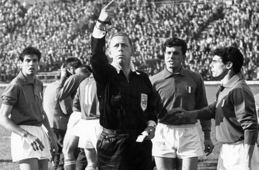 
Lịch sử các VCK World Cup đã từng chứng kiến nhiều trận đấu bạo lực nhưng cuộc đối đầu giữa Ý và chủ nhà Chile ở World Cup 1962 mới thực sự là một trận chiến với những cú đấm và những pha vào bóng bằng hai chân. Đỉnh điểm cho những hành động bạo lực đó chính là chiếc thẻ đỏ trực tiếp của Giorgio Ferrini​ của Ý sau một pha bóng thô bạo chỉ sau 8 phút thi đấu. Cuối cùng, Ý nhận thất bại 0-2 trước đội chủ nhà.
