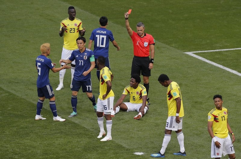 
Mới đây, tiền vệ phòng ngự Carlos Sanchez đã trở thành nạn nhân của chiếc thẻ đỏ đầu tiên tại World Cup 2018. Trong trận đấu giữa Colombia và Nhât Bản, chỉ sau 3 phút bóng lăn, trọng tài đã thẳng tay rút thẻ đỏ mà không cần dùng công nghệ VAR khi Sanchez cố tình dùng tay cản phá cú sút có thể thành bàn của đối phương. Vì vậy, Colombia đã phải nhận thất bại 1-2 trước một Nhật Bản bị đánh giá thấp hơn.