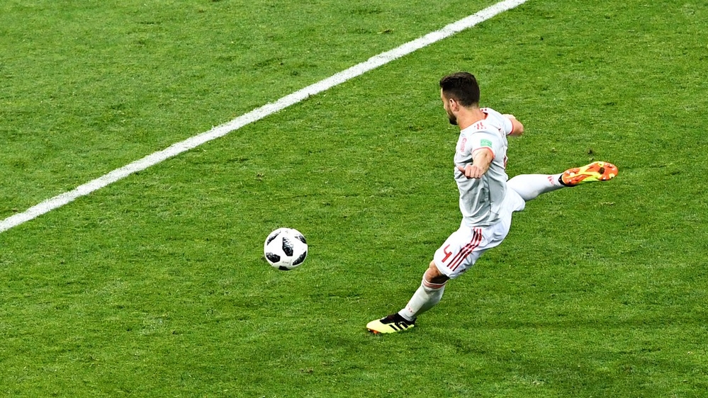 
Khởi đầu hết sức khó khăn khi để ĐT Bồ Đào Nha liên tục vượt lên dẫn trước nhưng các cầu thủ Tây Ban Nha đã xuất sắc gỡ hòa 2-2 sau 55 phút thi đấu. Sau đó, pha ghi bàn bất ngờ từ ngoài vòng cấm của Nacho đã khiến các CĐV của ĐT Bồ Đào Nha lặng thinh và may mắn cho họ khi ở những phút cuối cùng, Ronaldo đã đem về bàn thắng gỡ hòa ấn định tỉ số 3-3 của trận đấu.