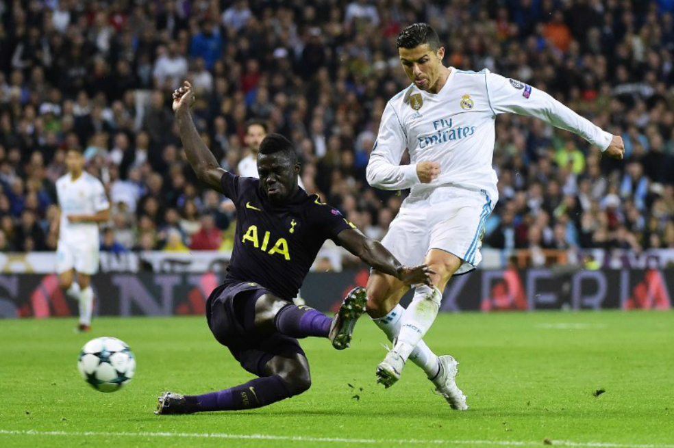 
Tuy không thể có kết quả có lợi trước Tottenham Hotspur sau giai đoạn vòng bảng Champions League 2017/18 nhưng Cristiano Ronaldo vẫn là nỗi khiếp sợ của hàng phòng ngự Gà trống thành London. Đầu tiên là pha đền thành công trong trận lượt đi giúp Real giữ lại 1 điểm, sau đó là bàn thắng rút ngắn tỉ số trong trận thua 1-3 của Los Blancos ở trận lượt về.