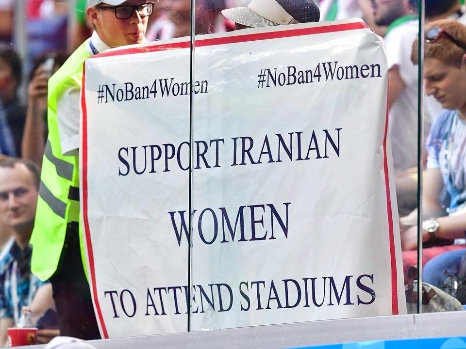 
Tấm biểu ngữ kêu gọi bình đẳng và cho phép các nữ CĐV Iran đấn sân xem bóng đá đã được giương lên trong trận đấu giữa Morocoo với Iran vừa qua. Việc các fan nữ yêu bóng đá ở những quốc gia Hồi giáo bị phân biệt đối xử là cuộc chiến dài đằng đẵng suốt 1 thập kỷ nay. Thậm chí, nếu muốn đến sân xem bóng đá, các nữ CĐV Iran còn phải cải trang thành nam. Hồi đầu năm nay, Ả Rập Xê Út cũng vừa là nước tiên phong thông qua việc cho phép CĐV "phái yếu" của nước họ đến SVĐ để xem thi đấu thể thao.