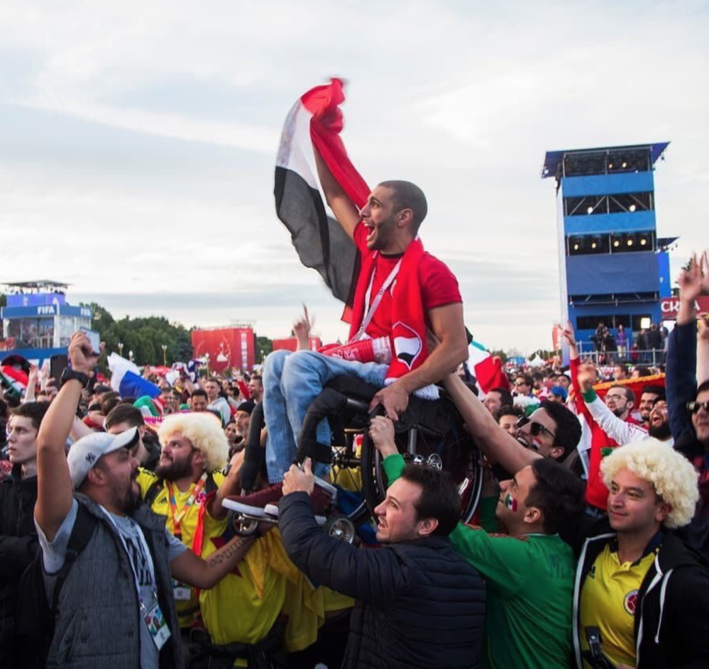 
Nơi tập trung đông đảo các fan yêu bóng đá không có vé vào xem trực tiếp tại thủ đô Moscow, những tưởng sẽ rất hỗn loạn và mất trật tự nhưng không, ở đây vẫn tồn tại khoảnh khắc đẹp như bức hình kể trên. Một CĐV khuyết tật người Ai Cập được các CĐV của Mexico và Colombia nâng lên trên cao để có thể xem rõ hơn những diễn biến của cặp đấu Ai Cập - Uruguay qua màn hình trực tiếp. Hình ảnh đầy nhân văn này chắc chắn sẽ còn đọng lại trong tâm trí của rất nhiều khán giả mến mộ trái bóng tròn trên khắp thế giới.