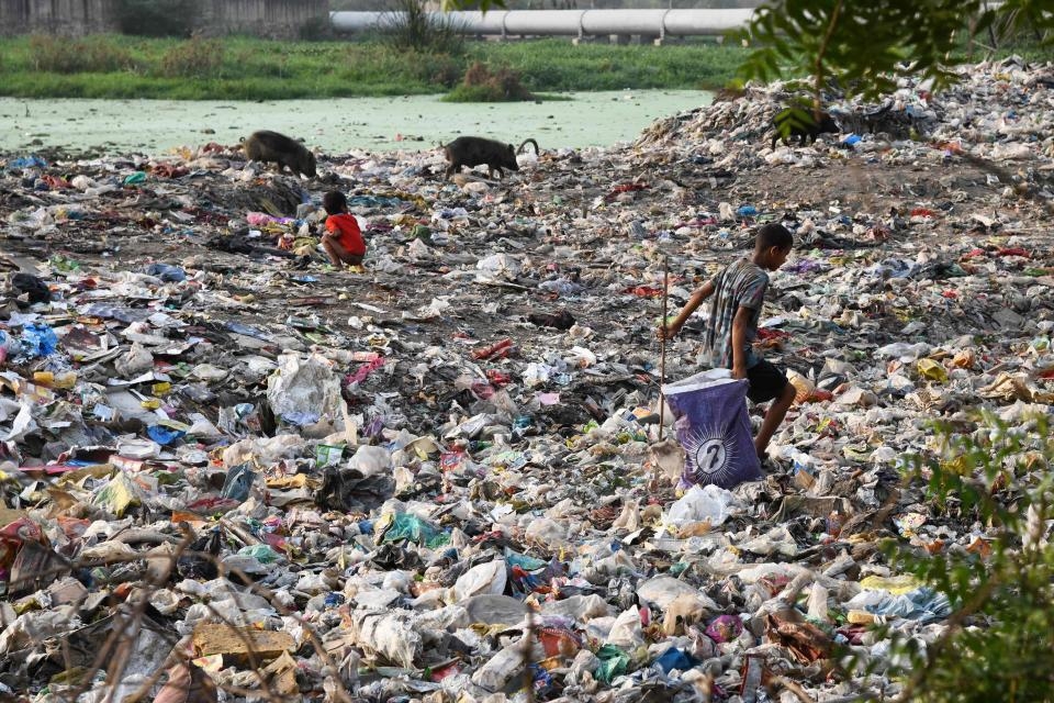
Những người dân ở Ấn Độ kiếm sống trên những đống rác, lấy tiền từ việc phân loại các loại rác thải có thể tái chế